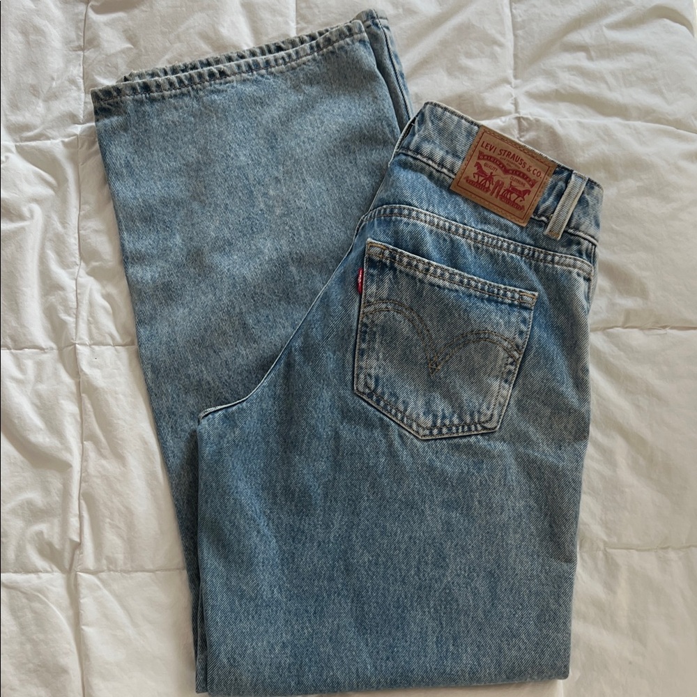Levi's low rise Women's Jeans fits more like a 27 waist 100% cotton